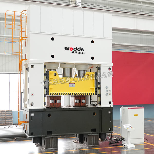 1500吨框架式液压机车间实物